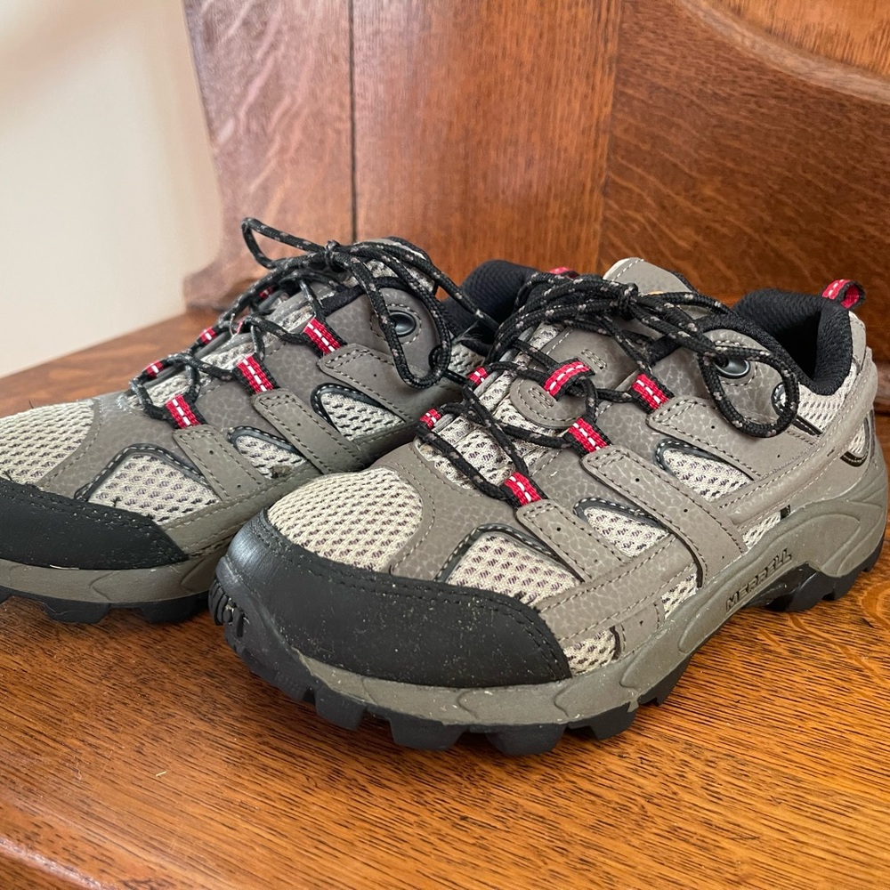 Boys Merrell hiking shoes: size 2.5 M